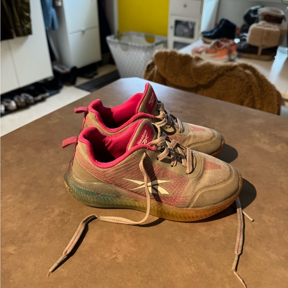 Girls size 12 Reebok light up runners. - Picture 3 of 5